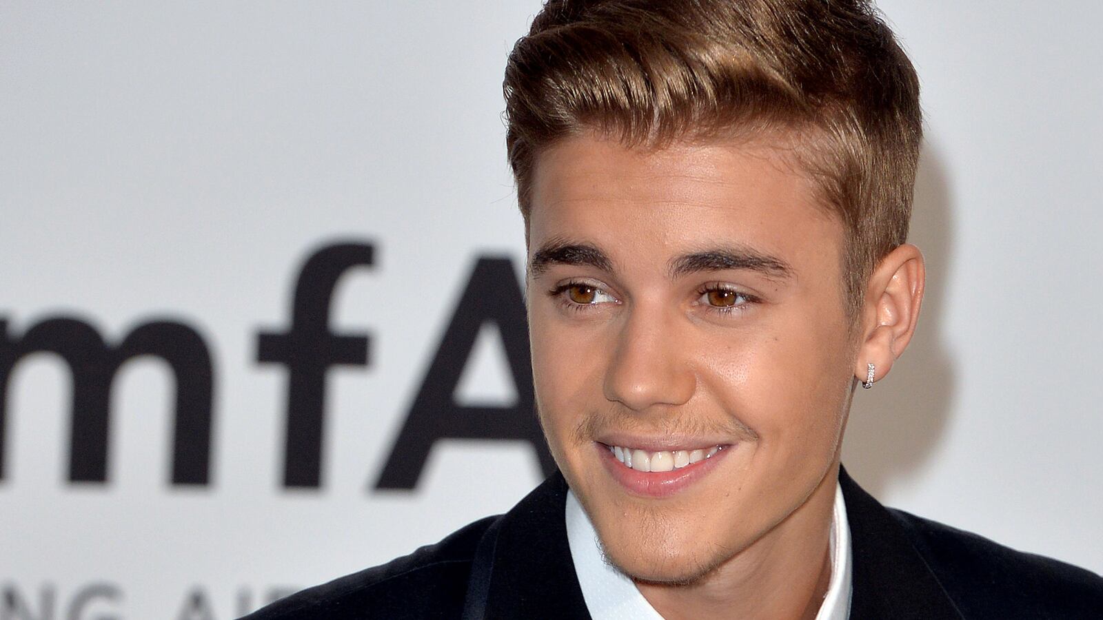 cheats/2014/06/08/bieber-reportedly-baptized-in-ny-bathtub/140608-justin-bieber-cheat_sxith6