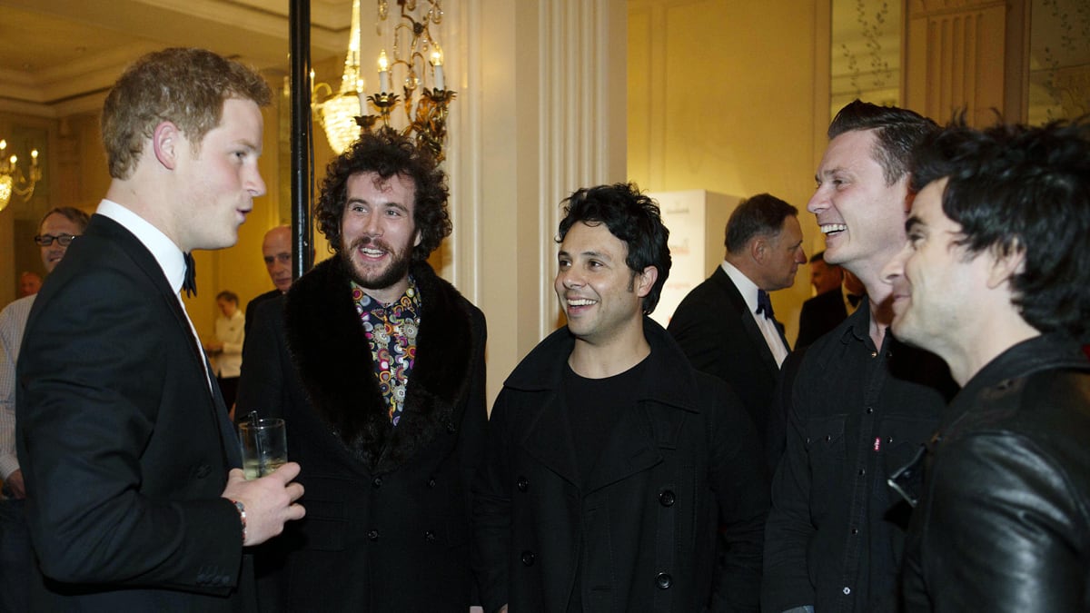 articles/2013/05/30/sexy-harry-slips-into-tux-for-london-fundraiser/stereophonics_e1j2xw