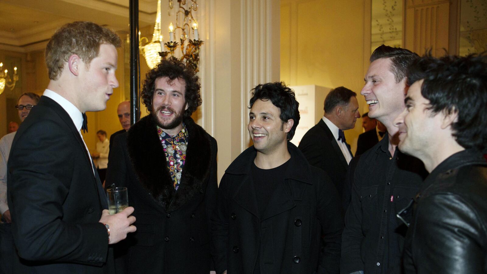 articles/2013/05/30/sexy-harry-slips-into-tux-for-london-fundraiser/stereophonics_e1j2xw