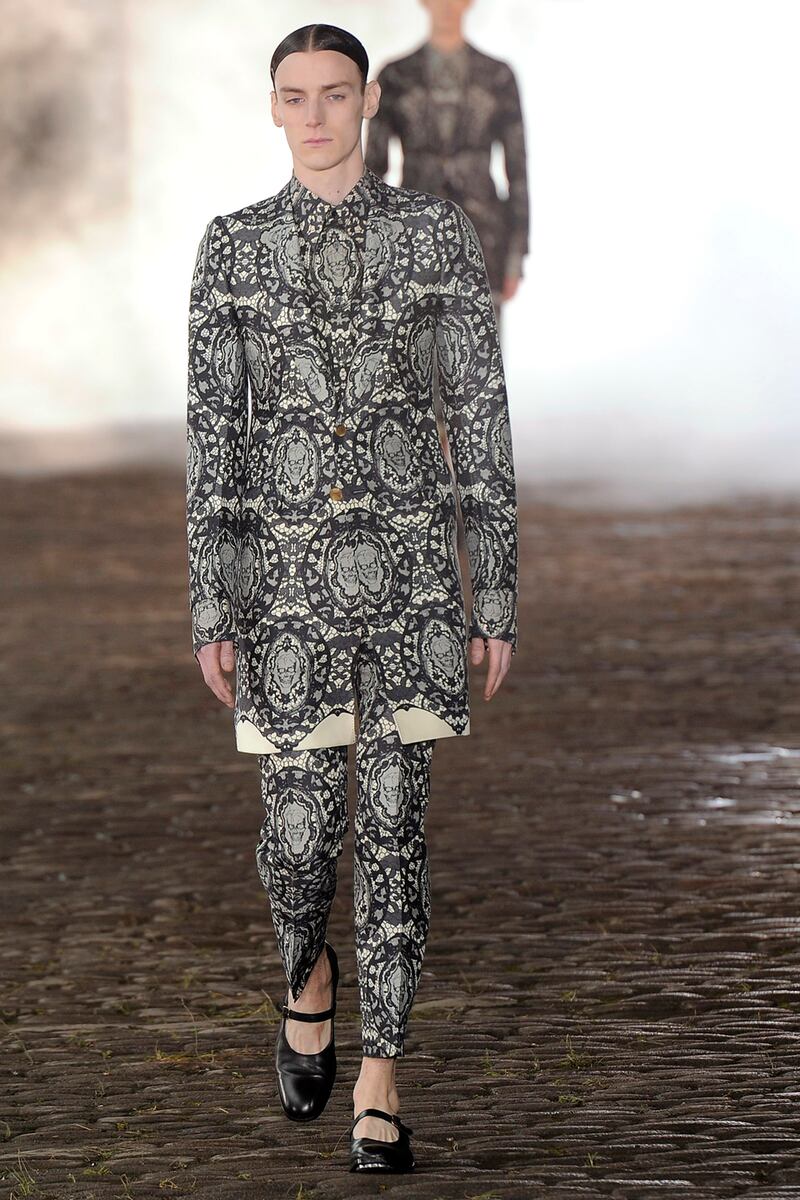 galleries/2013/06/28/gucci-alexander-mcqueen-and-more-of-menswear-fashion-week-s-craziest-looks-photos/130627-mcqueen-gallery_zbhsxd