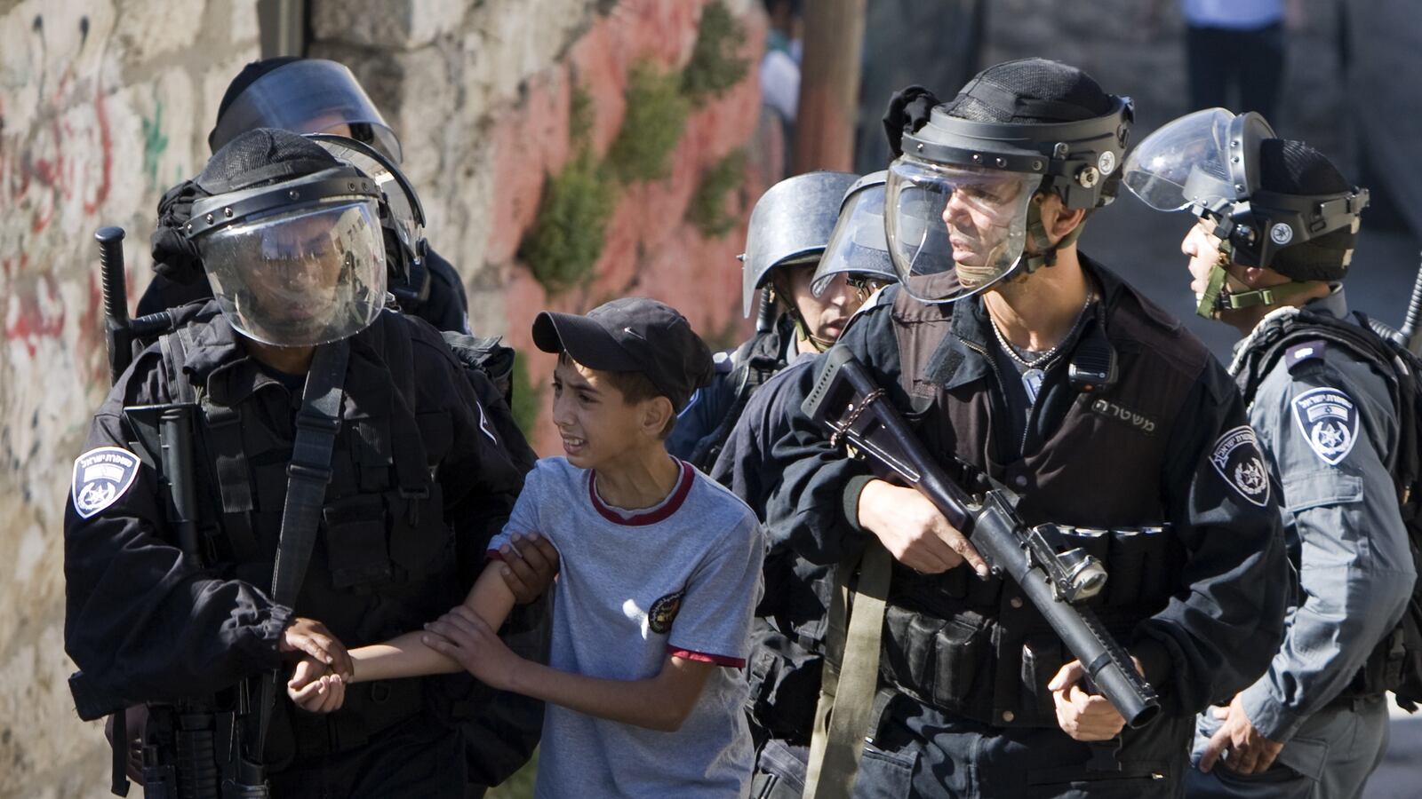 articles/2013/11/20/despite-assurances-to-the-contrary-israeli-security-forces-continue-to-palestinian-arrest-children/OZ_child_arrest_cctnj7