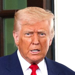 Donald Trump welcomes Israeli Prime Minister Benjamin Netanyahu at the entrance of the White House in Washington, D.C., U.S., April 7, 2025.