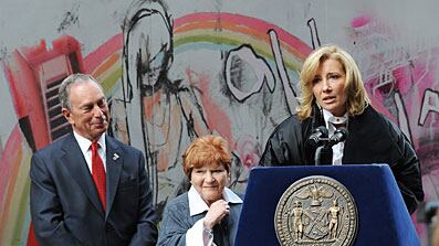 articles/2009/11/11/emma-thompsons-traffic-stop/goldstein-thompson-human-trafficking---gallery-launch_cvivb4