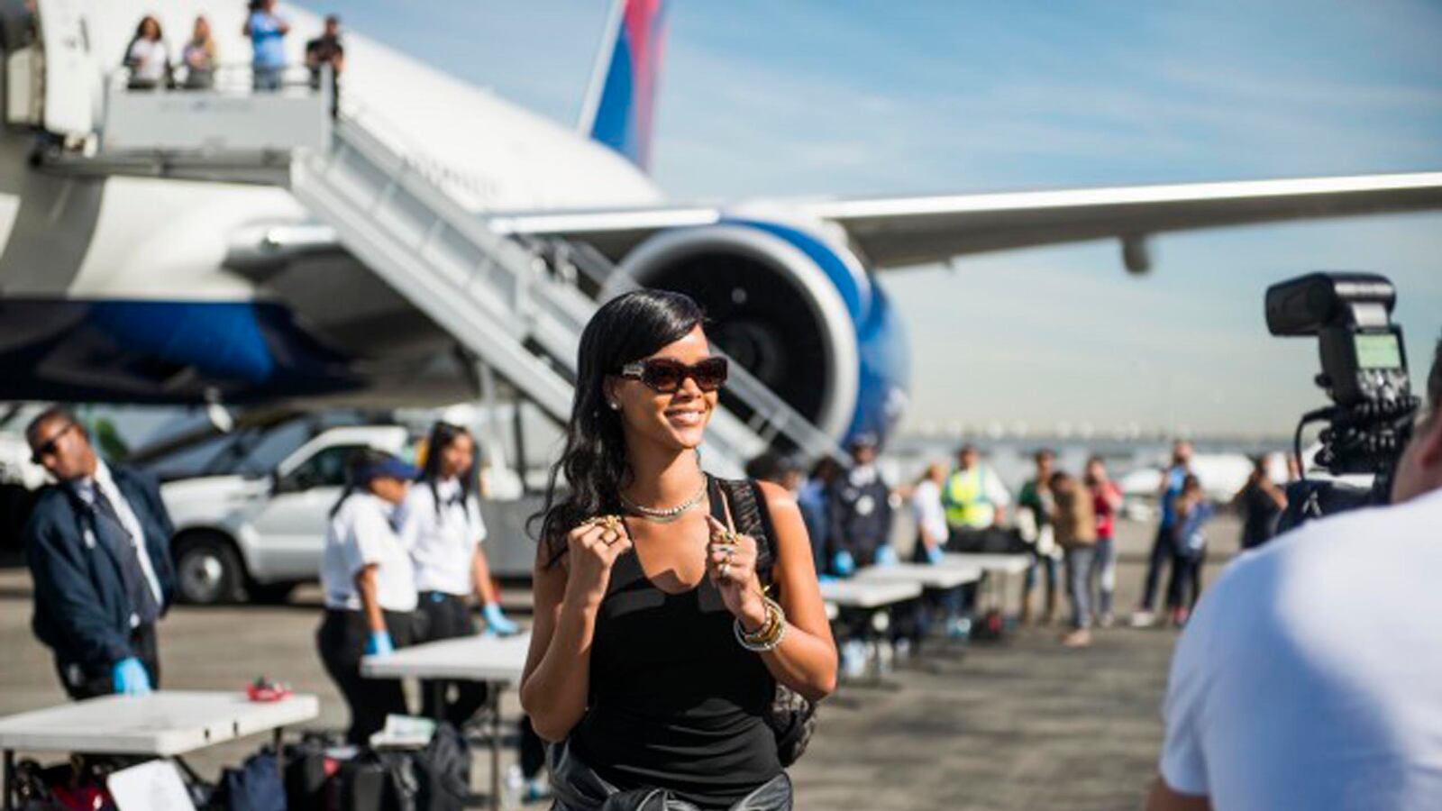 articles/2013/05/07/rihanna-777-documentary-sheds-light-on-tour-leaves-out-some-details/130503-Trinh-Rihanna-777-tease_xhos4n