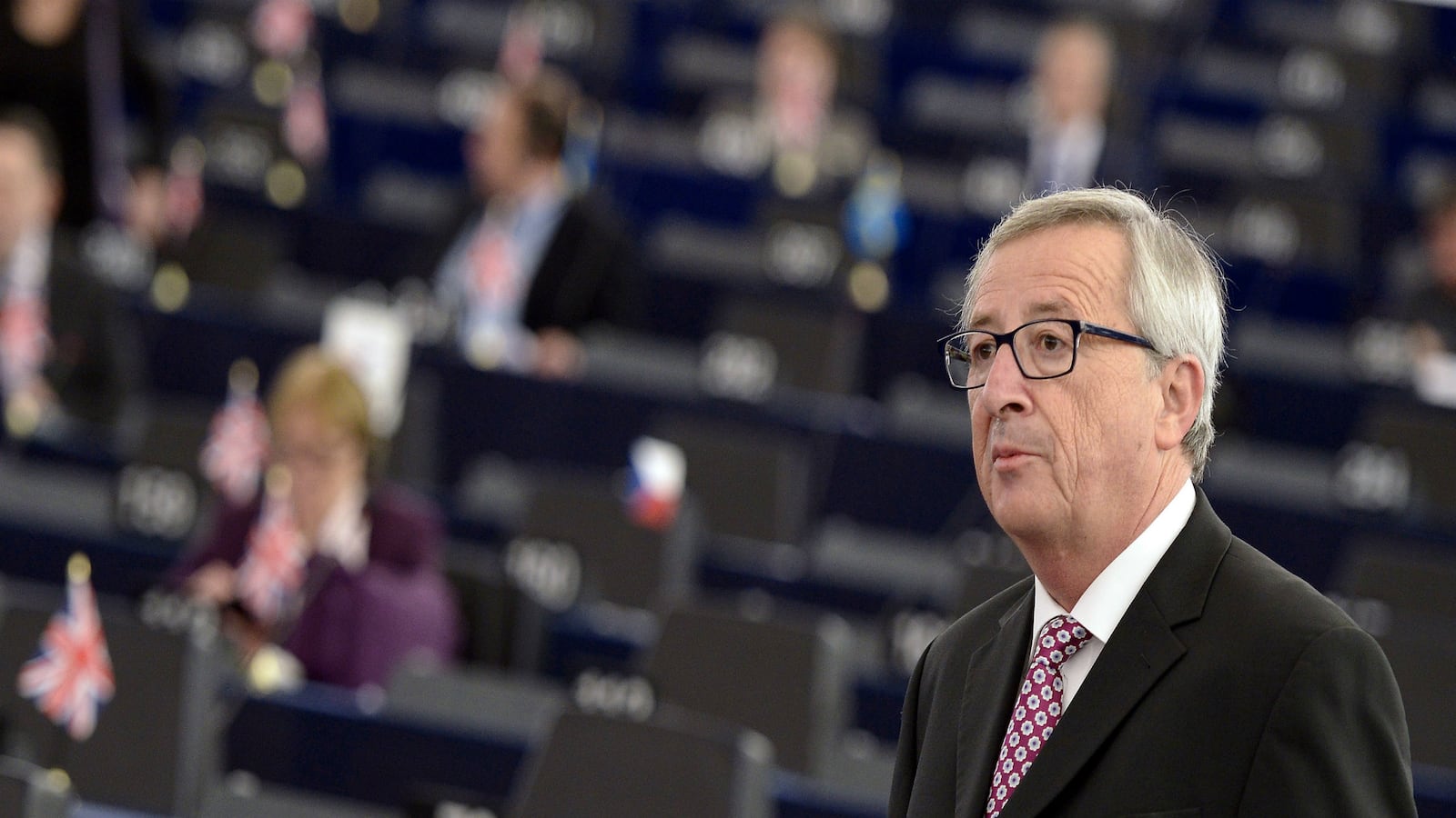 cheats/2014/11/28/europe-chief-survives-confidence-vote/141127-juncker-cheat_fjr35d