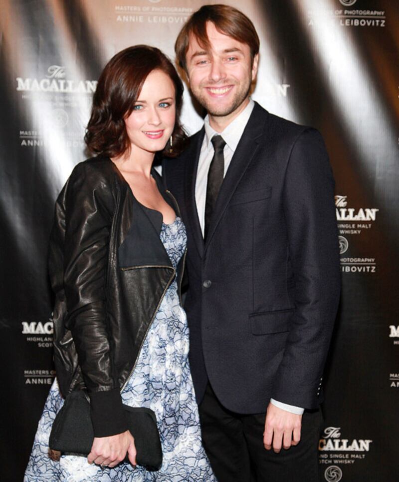 galleries/2010/08/23/on-set-romance/on-set-romance-kartheiser-bledel_j5ji7h