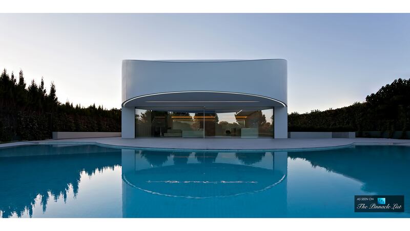 171230-mcnearney-omg-i-want-this-house-casa-bilant-35_wmtxbz