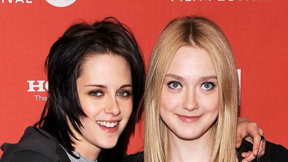 cheats/2010/03/11/stewart-discusses-kiss-with-fanning/sx-top---stewart-and-fanning_r5s0gn