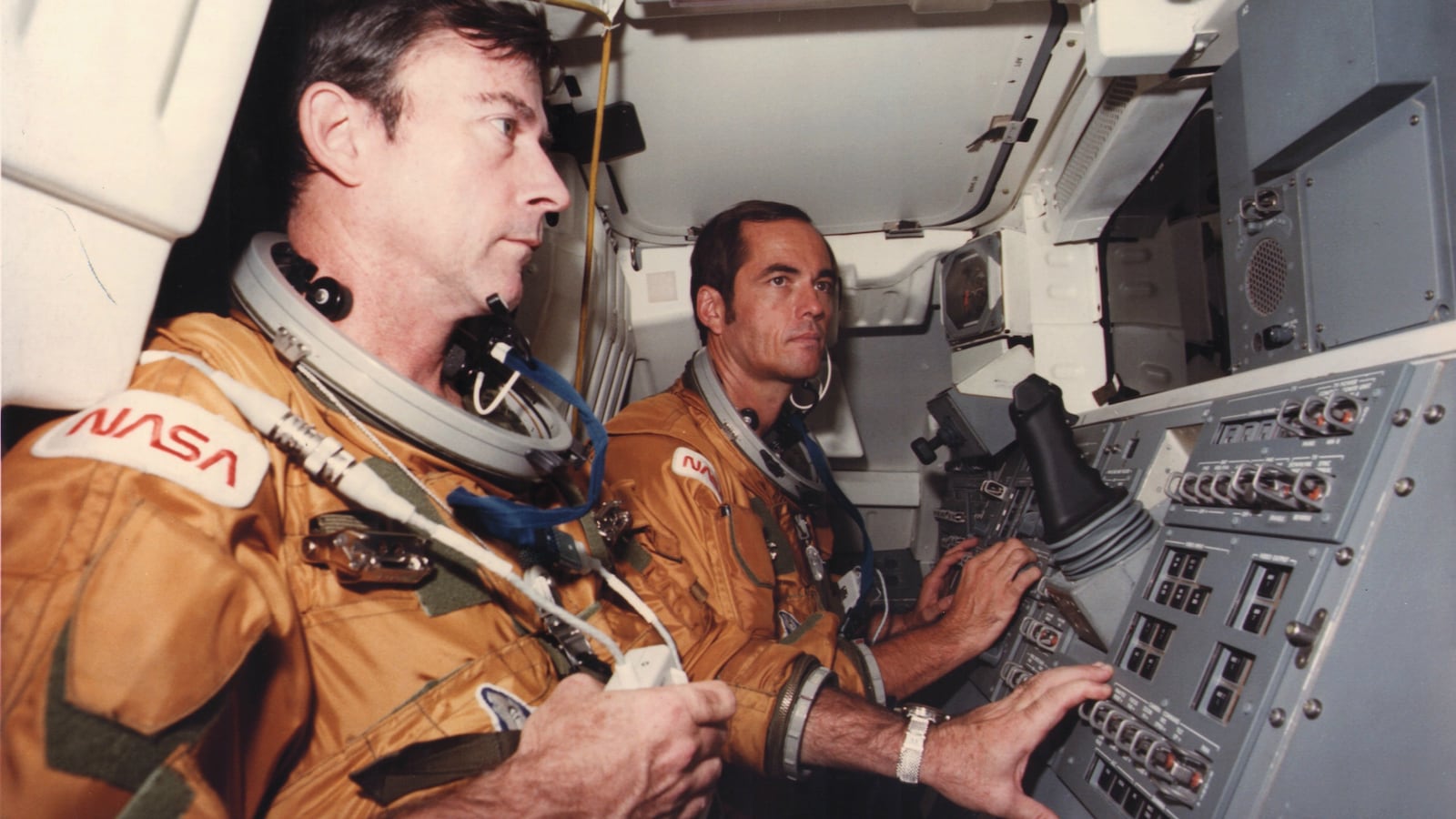 180106-john-young-astronaut-dead-cheat_nglzup