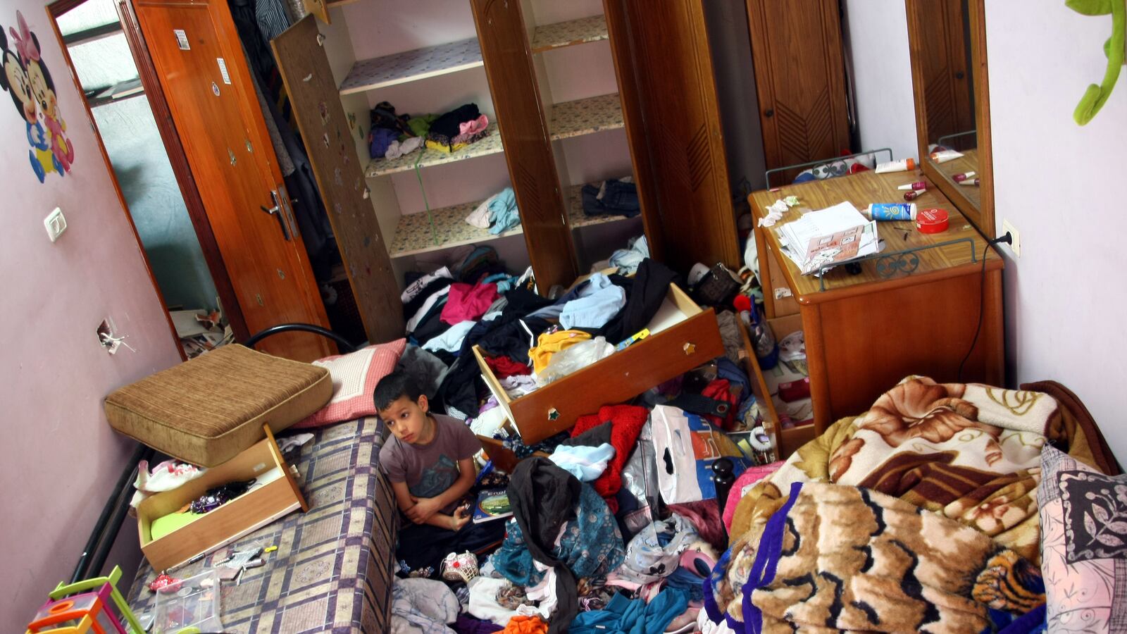 articles/2013/11/04/on-u-s-tour-breaking-the-silence-says-talking-about-the-occupation-is-no-longer-a-taboo/OZ_idf_house_search_x5jdup