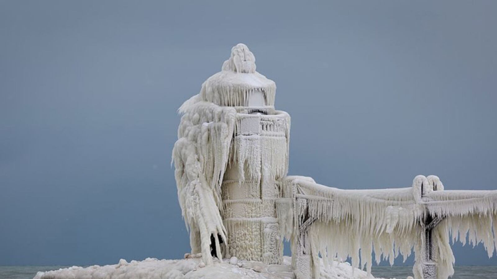 galleries/2014/03/08/picture-perfect-lighthouses-in-winter-photos/cnt-ligthhouse-winter-8_jbvwyp