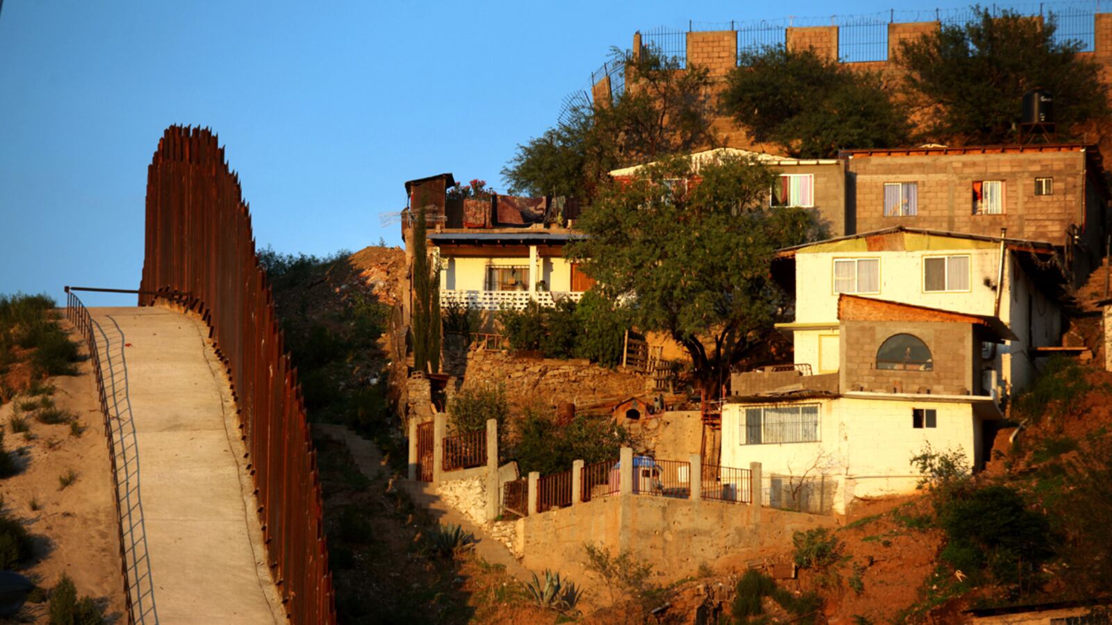 articles/2012/07/19/u-s-tests-a-lie-detector-type-machine-for-interrogations-on-the-mexican-border/arizona-mexico-border-schultz_vo40vn