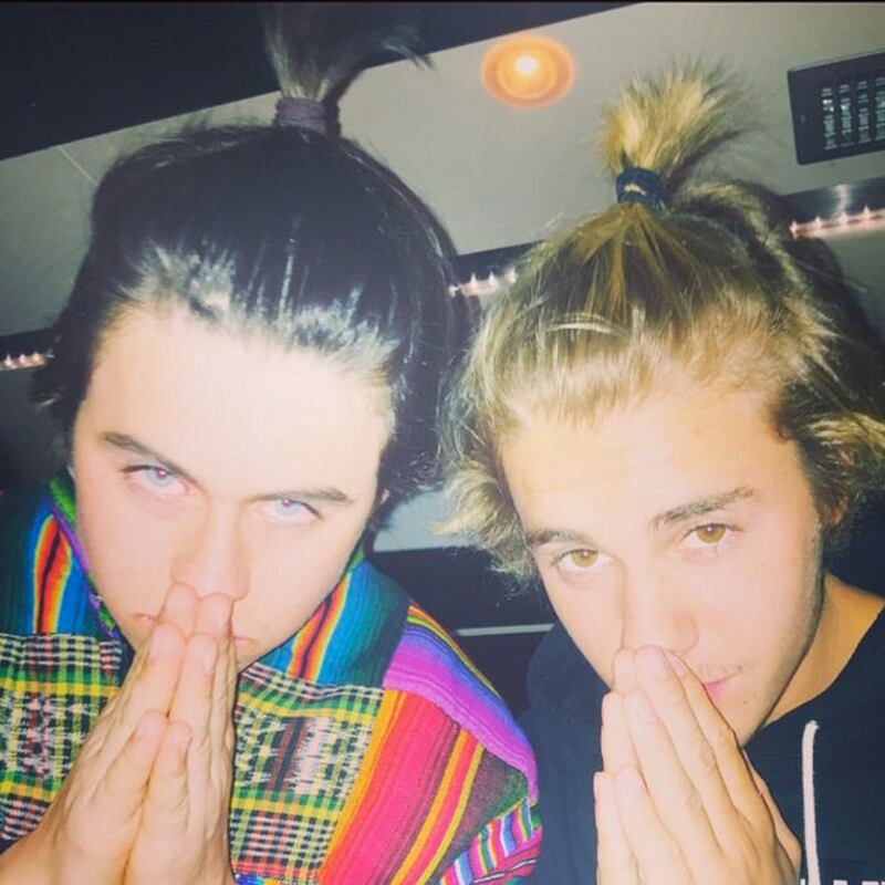 galleries/2015/04/13/famous-people-in-ugly-clothes-photos/150413-celeb-coachella-02_av8fgy