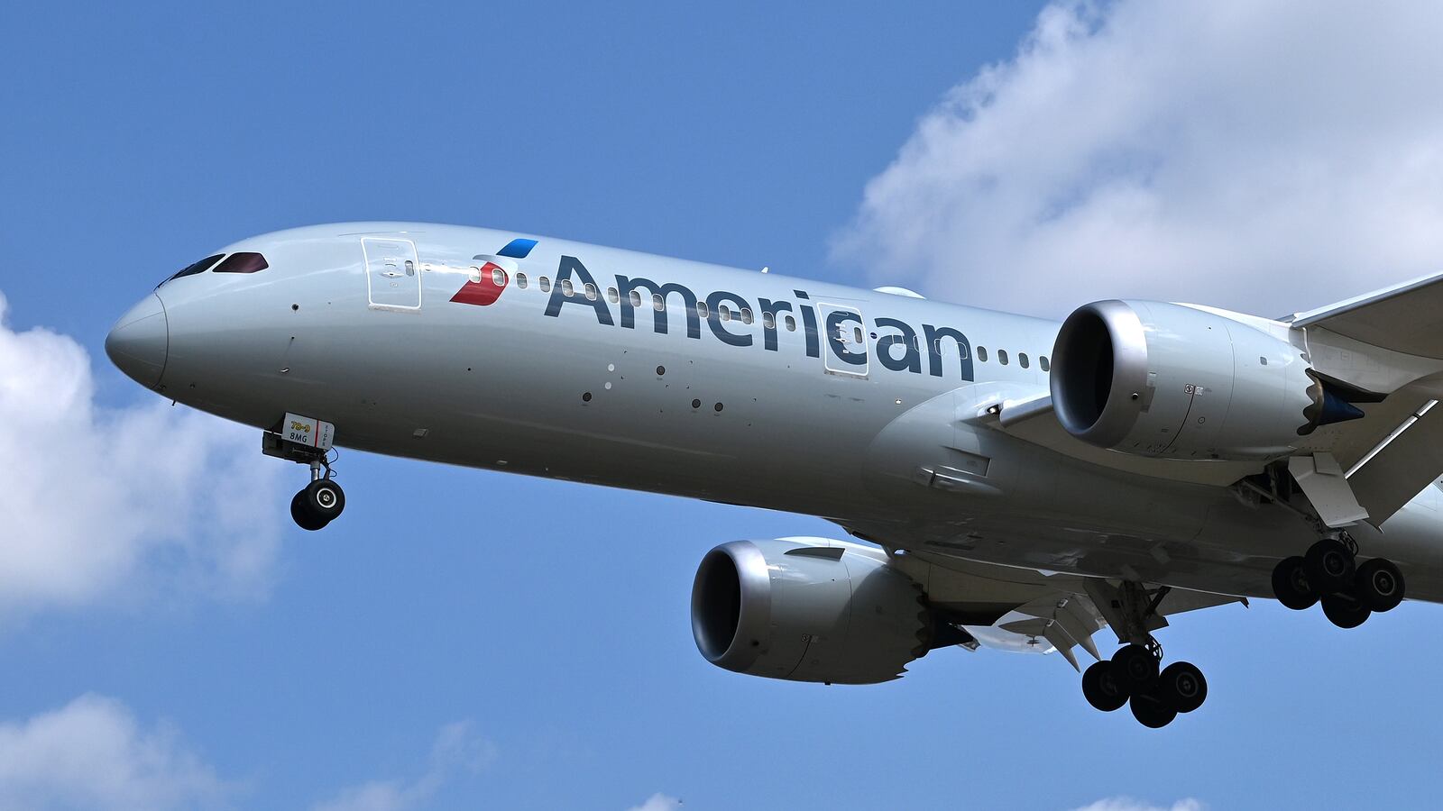 LONDON, ENGLAND - AUGUST 10: A American Airlines Boeing 787-9 Dreamliner with tail registration number N848AN comes in to land at Heathrow Airport on August 10, 2025 in London, England.