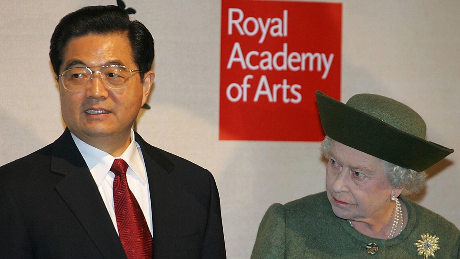 articles/2016/05/11/now-the-queen-makes-an-open-mic-blooper-and-calls-chinese-officials-very-rude/queen-chinese_o8tisp