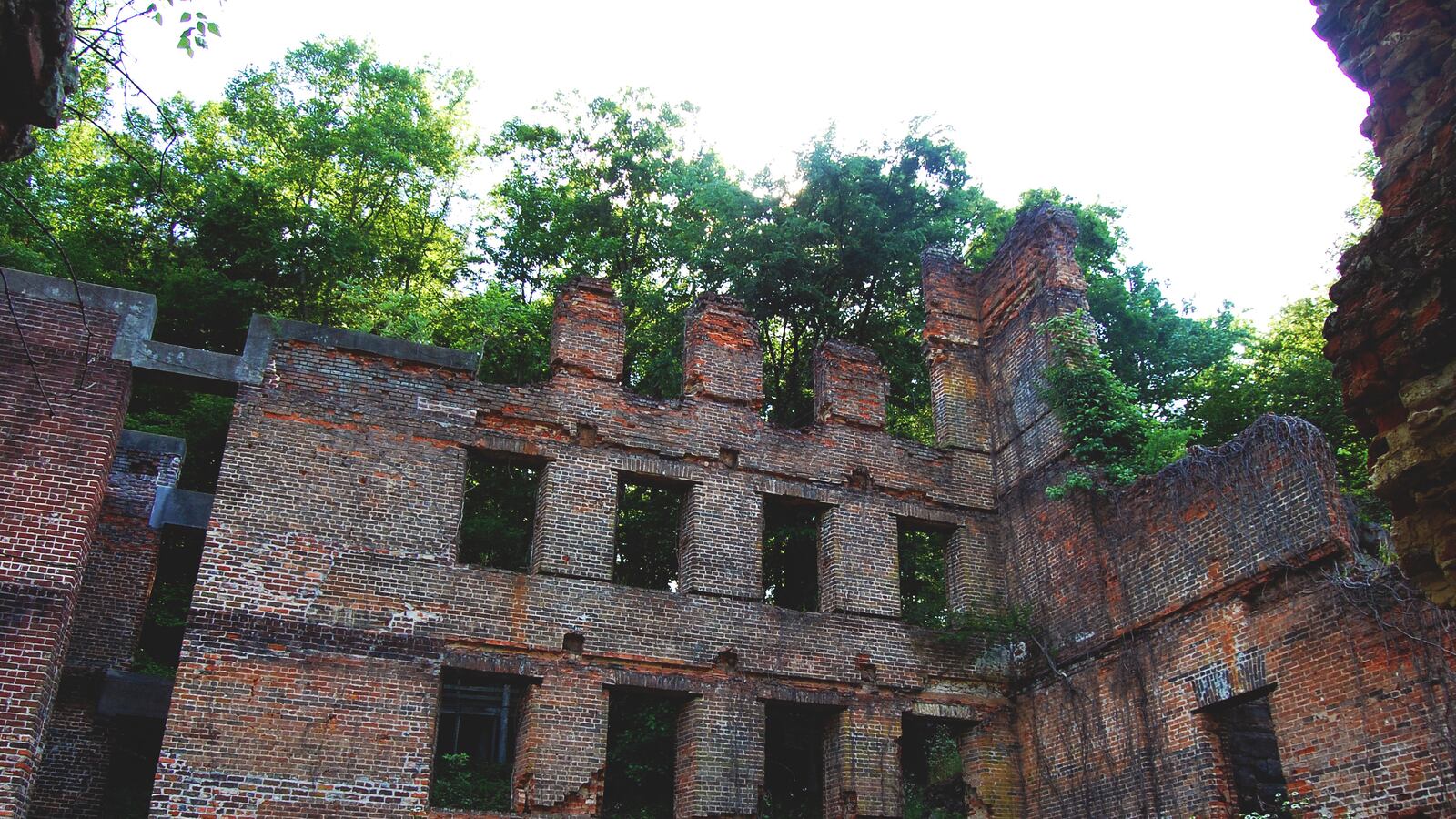 articles/2015/06/15/sweetwater-creek-atlanta-s-surprisingly-accessible-and-beautiful-state-park/land-rover-sweet-water-creek-tease_tou0y9