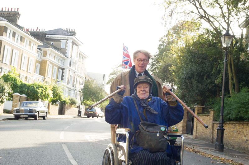 galleries/2015/12/03/holiday-movie-preview-star-wars-the-force-awakens-the-revenant-and-more/151201-holiday-lady-van_qzdvuf