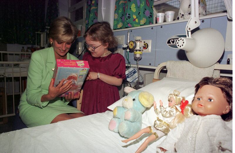 LONDON : 14/2/97 : DIANA, PRINCESS OF WALES, WITH HEATHER BENDER DURING HER VISIT TO GREAT ORMOND STREET HOSPITAL. PA NEWS PHOTO BY JOHN STILLWELL.   (Photo by John Stillwell - PA Images/PA Images via Getty Images)