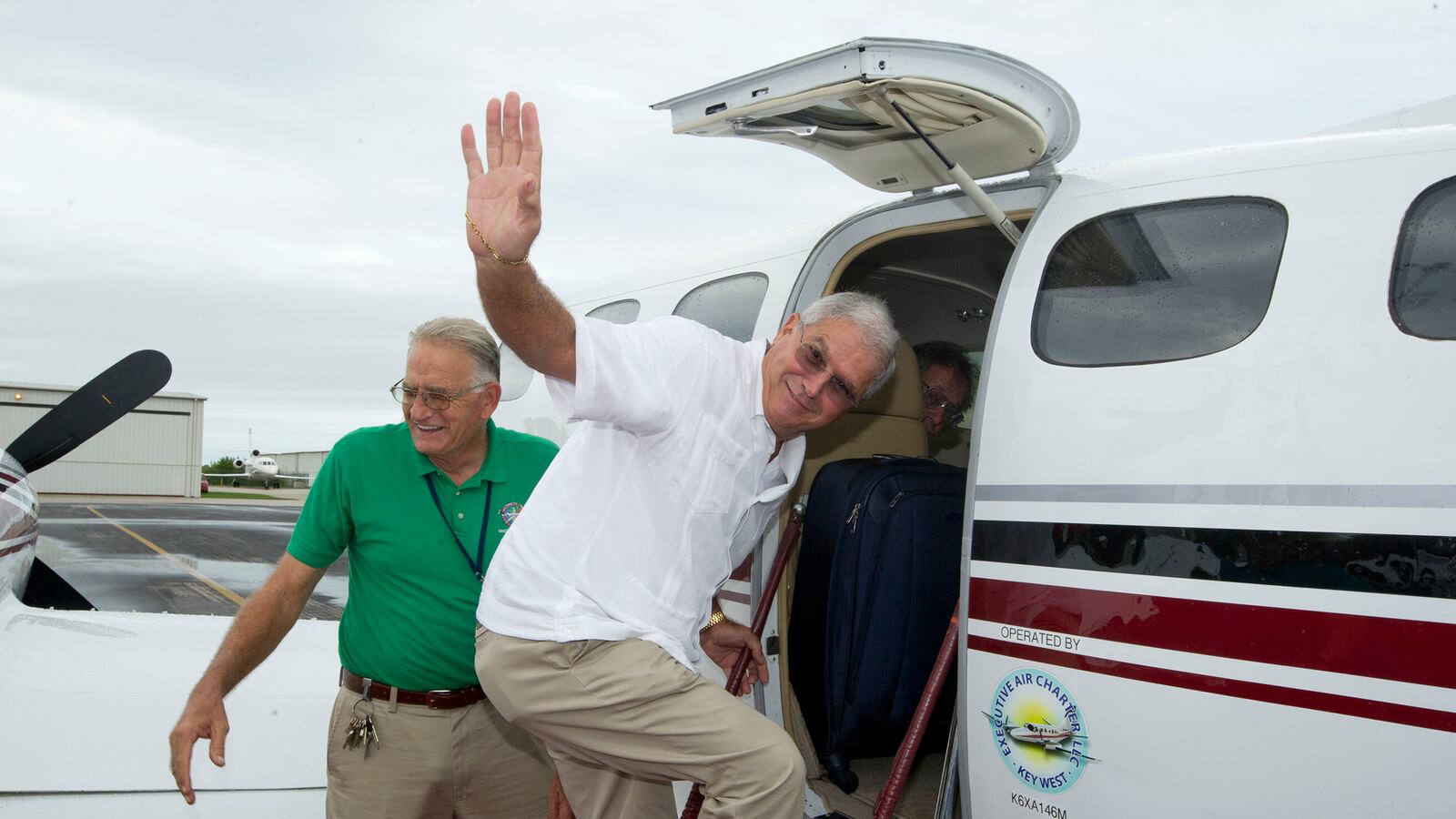 cheats/2013/12/31/florida-havana-flight-lands/131231-cuba-flight-cheat_lvsbvz