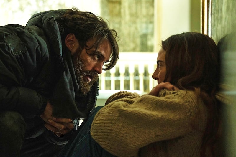 Thomas Doherty and Shailene Woodley.