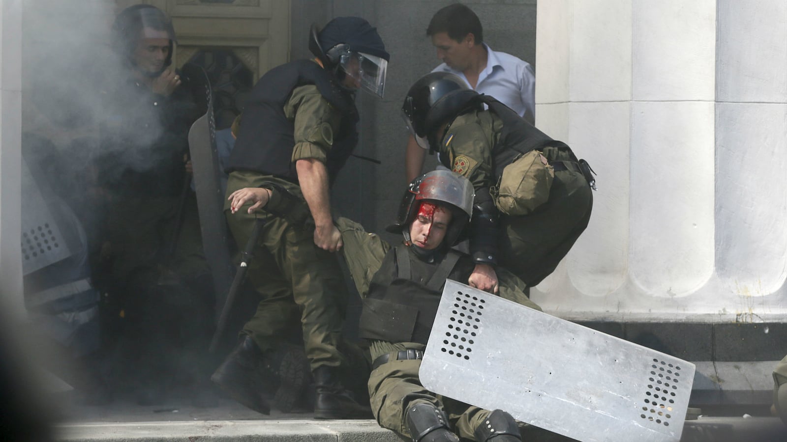 cheats/2015/08/31/grenades-thrown-at-ukrainian-parliament/150831-ukraine-rada-grenade-cheat_tpaguz