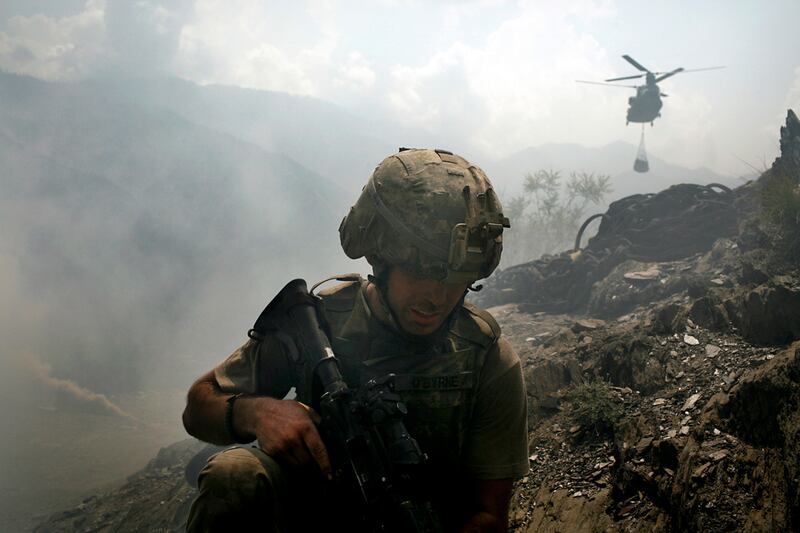 articles/2011/04/21/hetherington-and-hondros-last-stand-saw-heavy-shelling-no-nato-support/war-korengal-valley-04_hqs29n
