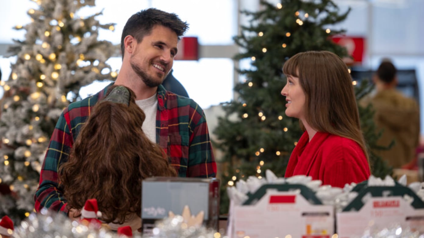 Photo still of Robbie Amell and Leighton Meester in 'EXmas'