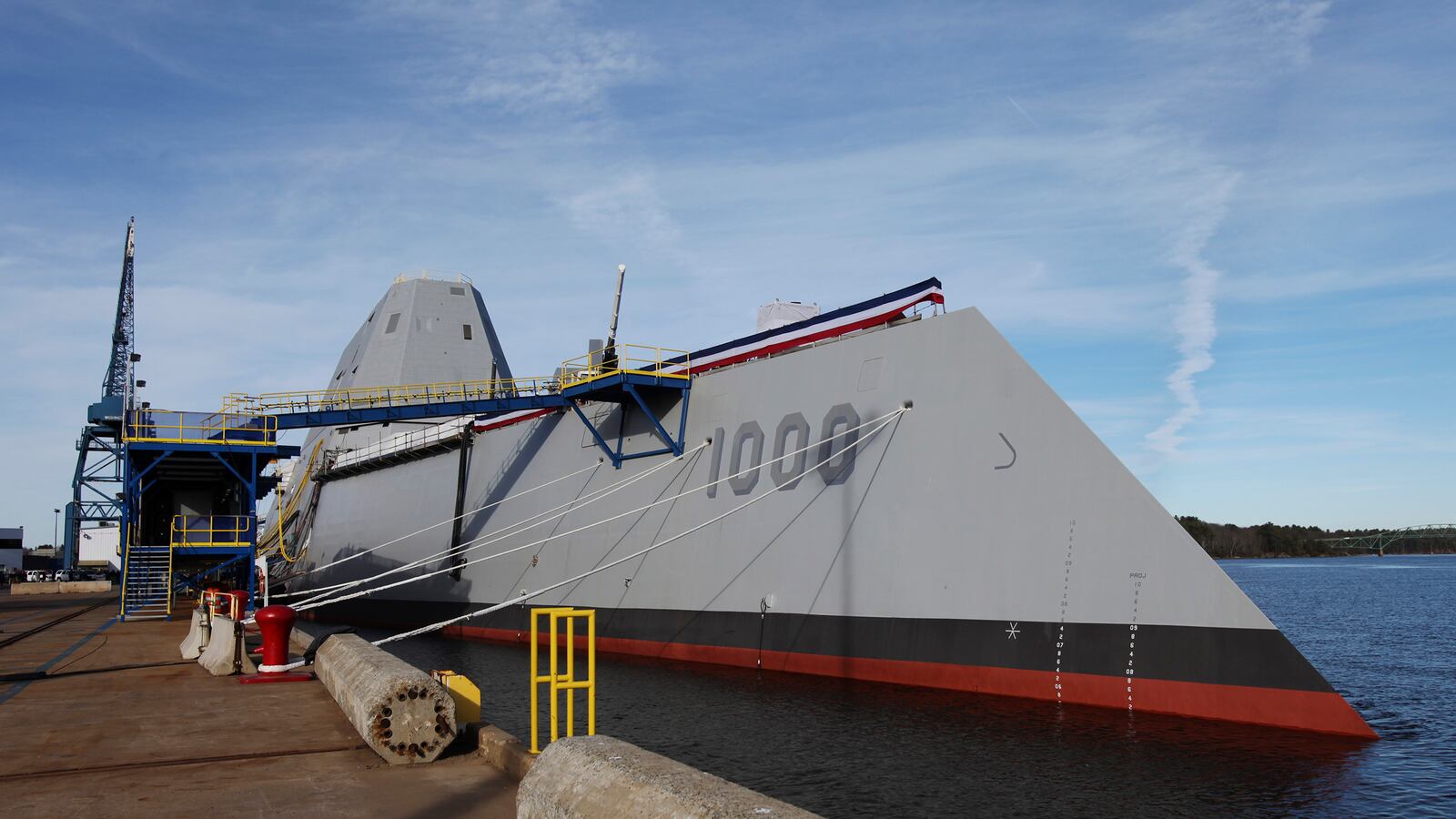 articles/2016/10/17/the-u-s-navy-s-expensive-new-warships-are-breaking-down-at-sea/161011-axe-navy-falling-apart-tease_dycwei