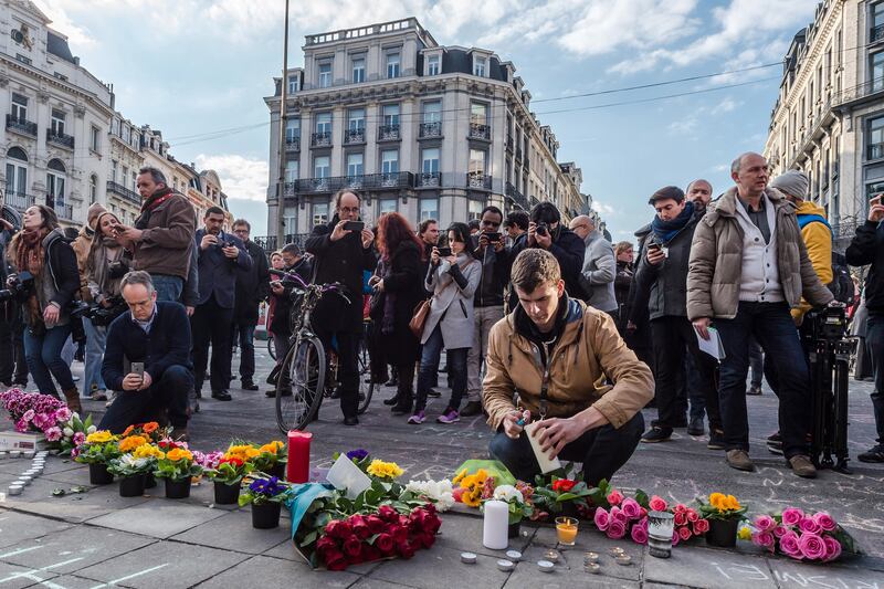 galleries/2016/03/23/the-world-mourns-with-belgium-photos/160323-belgium-mourns1_r37s77