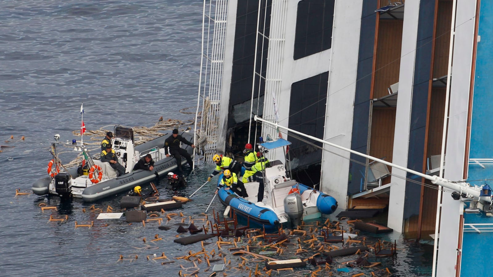 cheats/2012/01/24/shipwreck-salvage-begins/costa-shipwreck-pollution-nadeau_tsbket