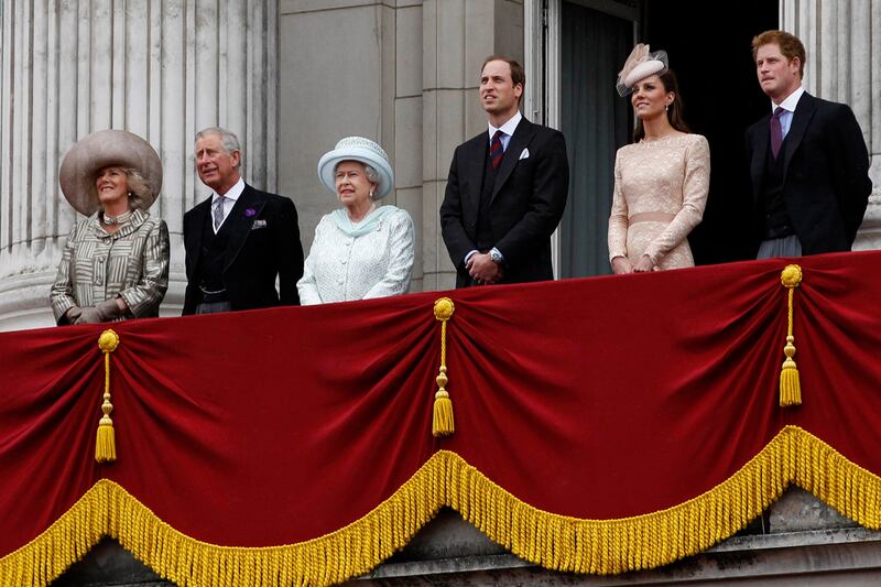 articles/2012/11/20/prince-charles-sees-popularity-slump-as-prince-william-prince-harry-and-kate-middleton-soar/jubilee-balcony_ekbljj