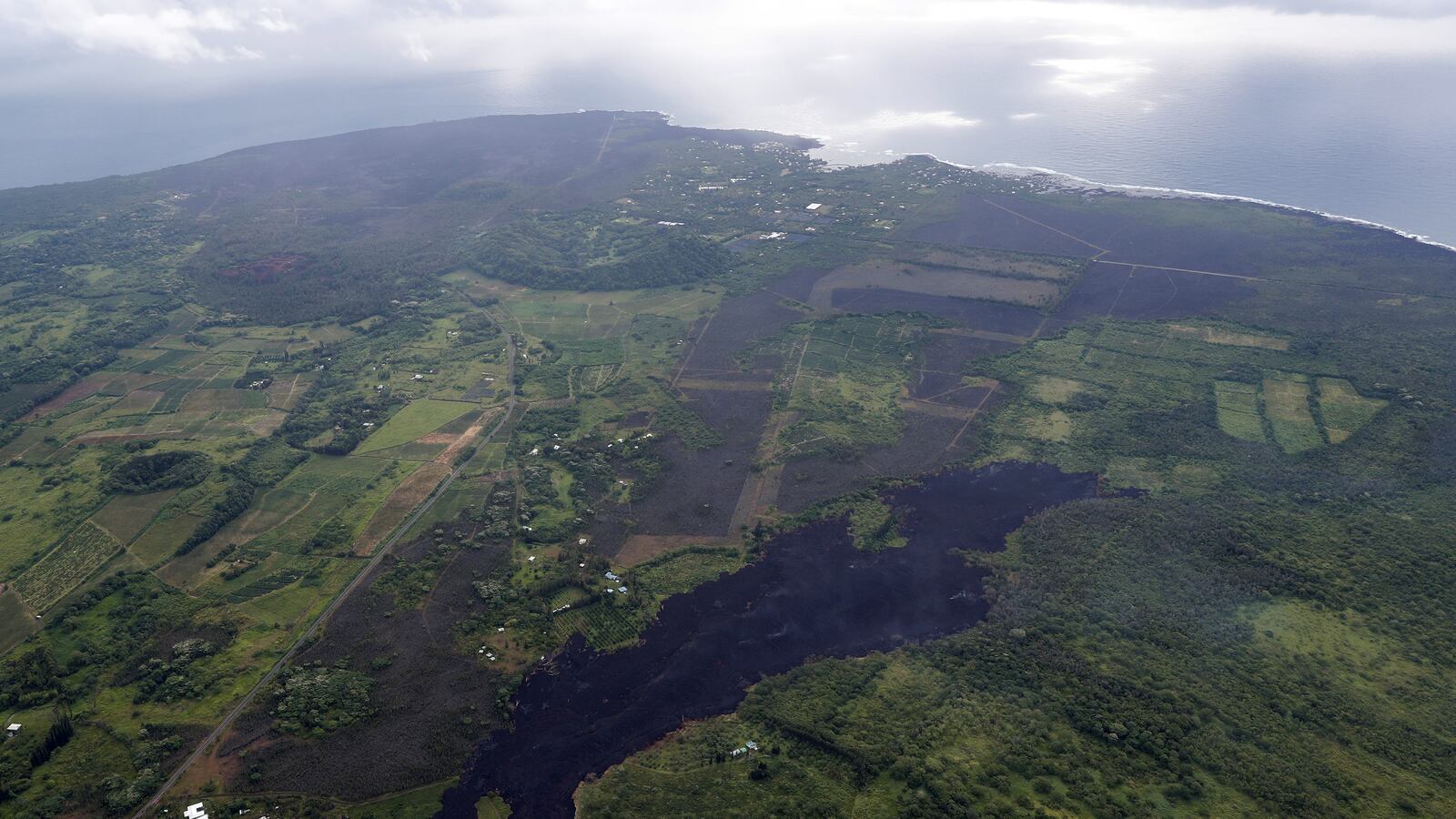 2018-05-28T000000Z_1716646648_RC186C256240_RTRMADP_3_HAWAII-VOLCANO_nrxuzg