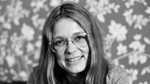 Portrait of American feminist leader and author Gloria Steinem in a room at a Holiday Inn, San Francisco, California, November 1977. (Photo by Janet Fries/Getty Images)