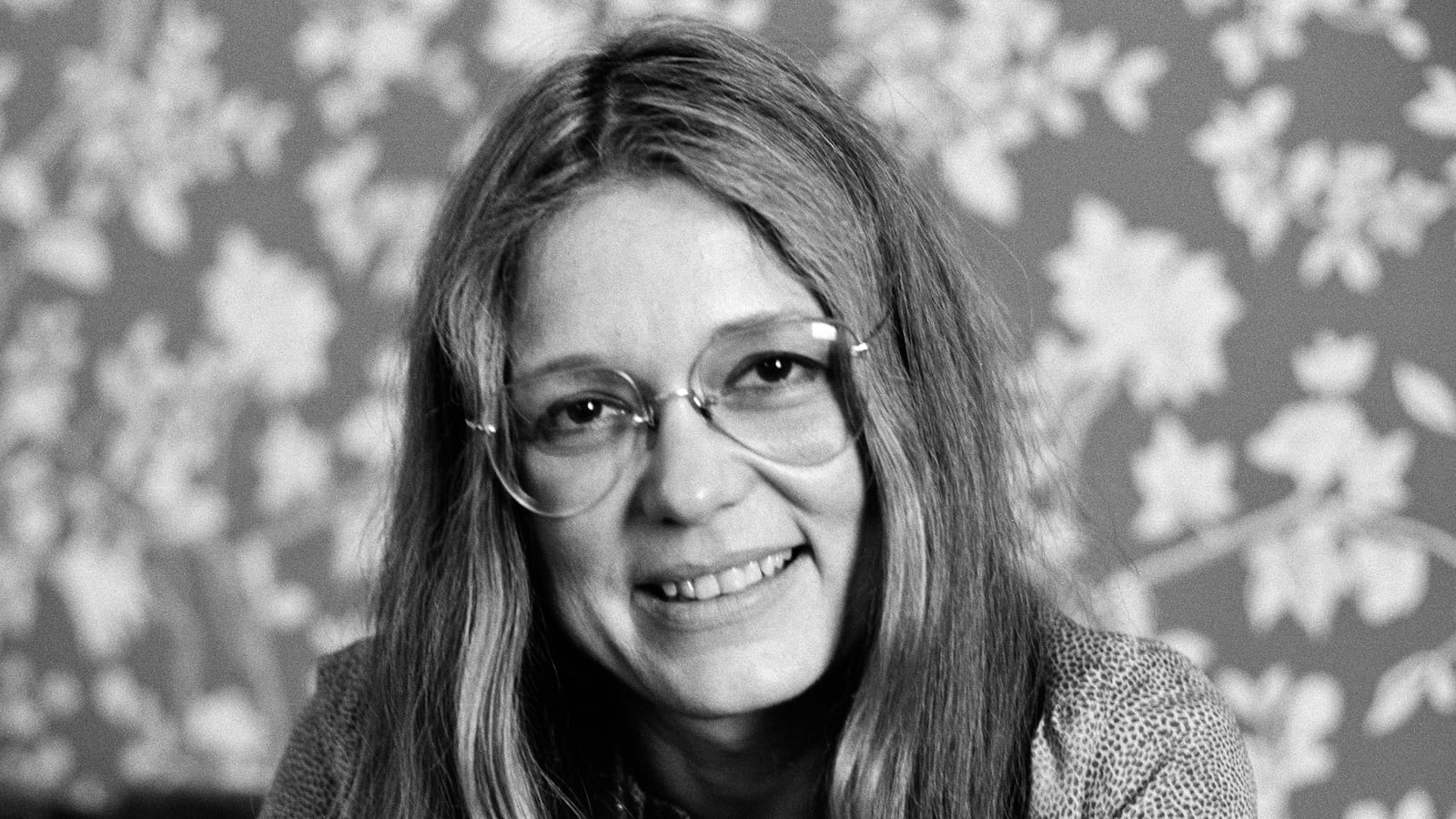 Portrait of American feminist leader and author Gloria Steinem in a room at a Holiday Inn, San Francisco, California, November 1977. (Photo by Janet Fries/Getty Images)