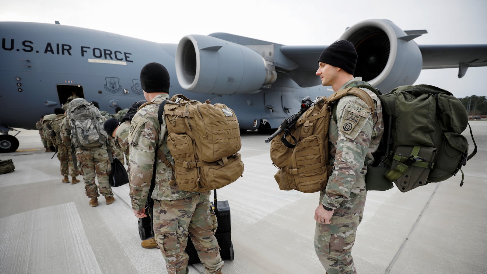 2020-01-23T230557Z_1843514542_RC2ZLE9BLG7J_RTRMADP_3_USA-MILITARY-PARATROOPERS_d3bnpw