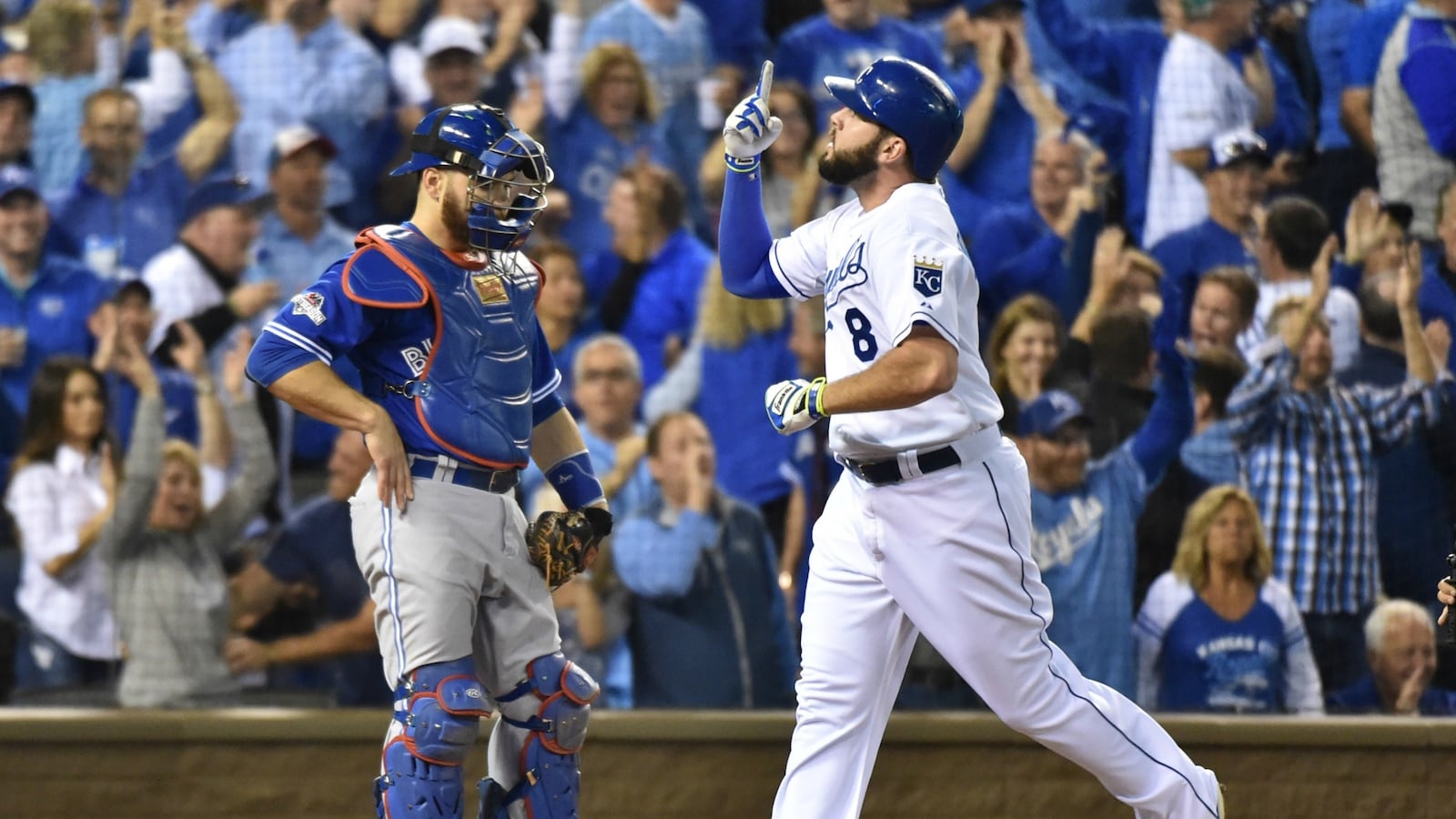 cheats/2015/10/24/royals-fan-s-catch-nearly-nixes-home-run/151024-royals-cheat_umfr30