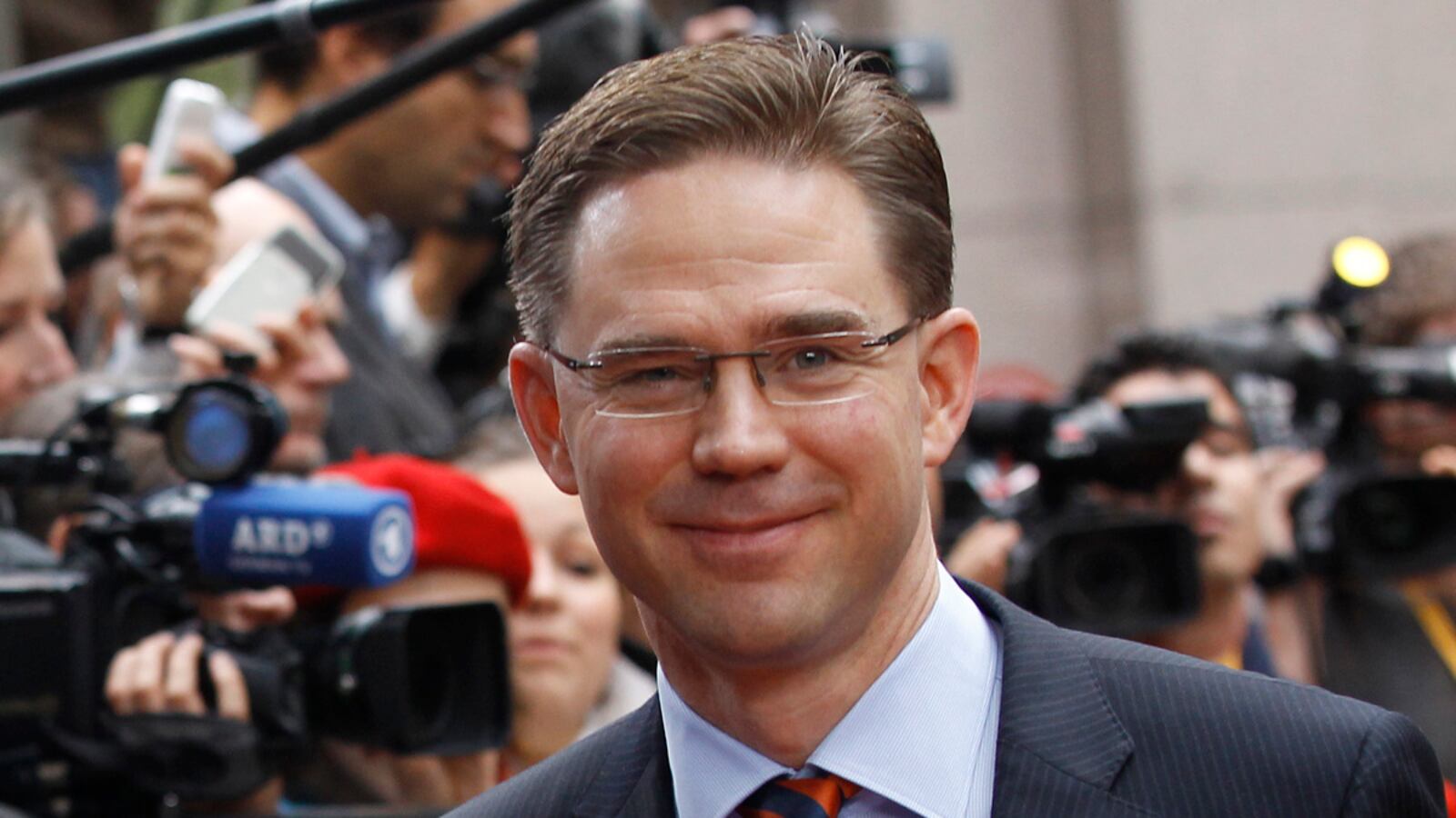 cheats/2012/10/22/finland-s-pm-dodges-stabbing/finland-prime-minister-avoids-stabbing-cheat_uusukn
