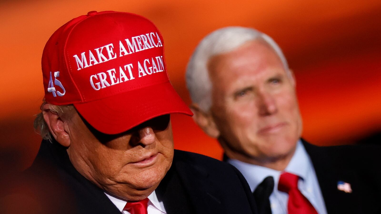 2020-11-02T231143Z_31921247_RC2BVJ93X0KA_RTRMADP_3_USA-ELECTION-TRUMP_bkqs2f