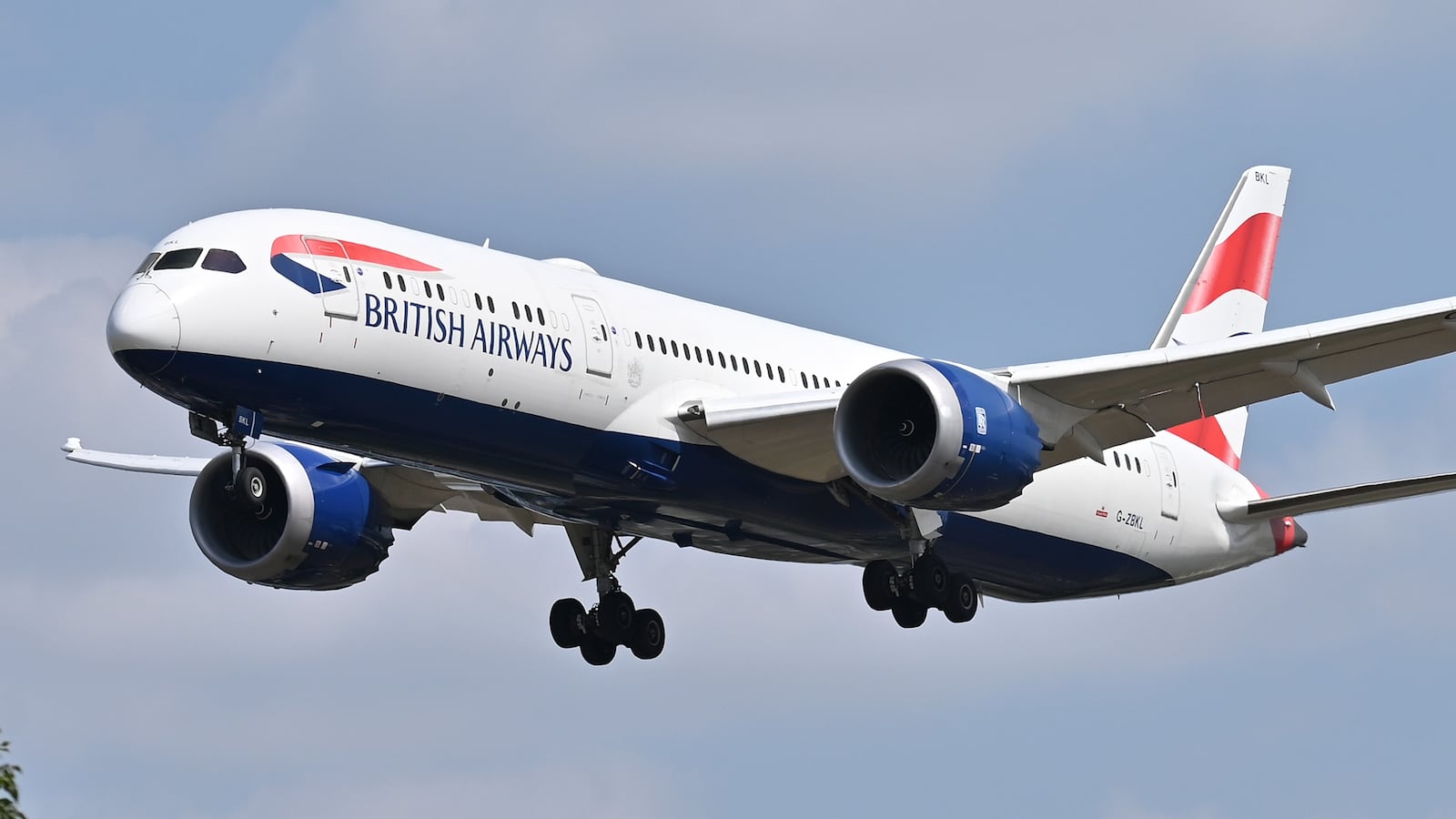 LONDON, ENGLAND - AUGUST 10: An British Airways Boeing 787-9 Dreamliner with tail registration number G-ZBKL comes in to land over houses at Heathrow Airport on August 10, 2025 in London, England.