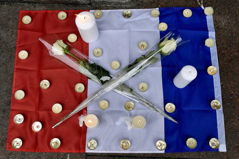 galleries/2015/11/14/city-in-mourning-paris-reacts-to-the-aftermath-of-terror-photos/151114-world-mourns-paris-02_ya6rw3