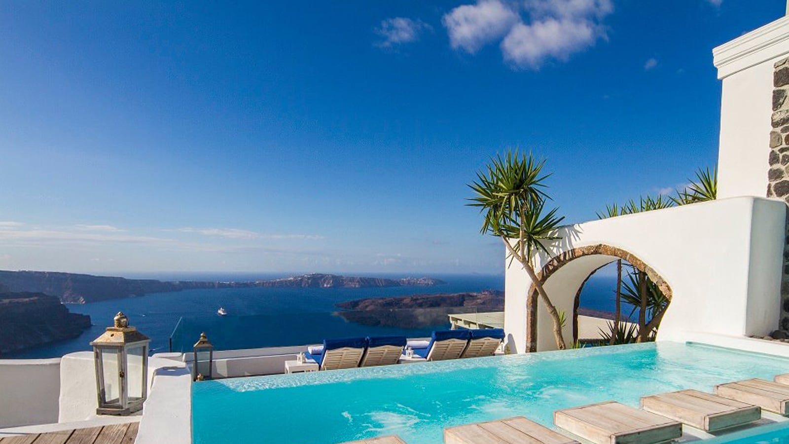 articles/2014/06/10/book-a-room-for-two-in-a-santorini-cave/140609-ede-santorini-tease_ixuqy5