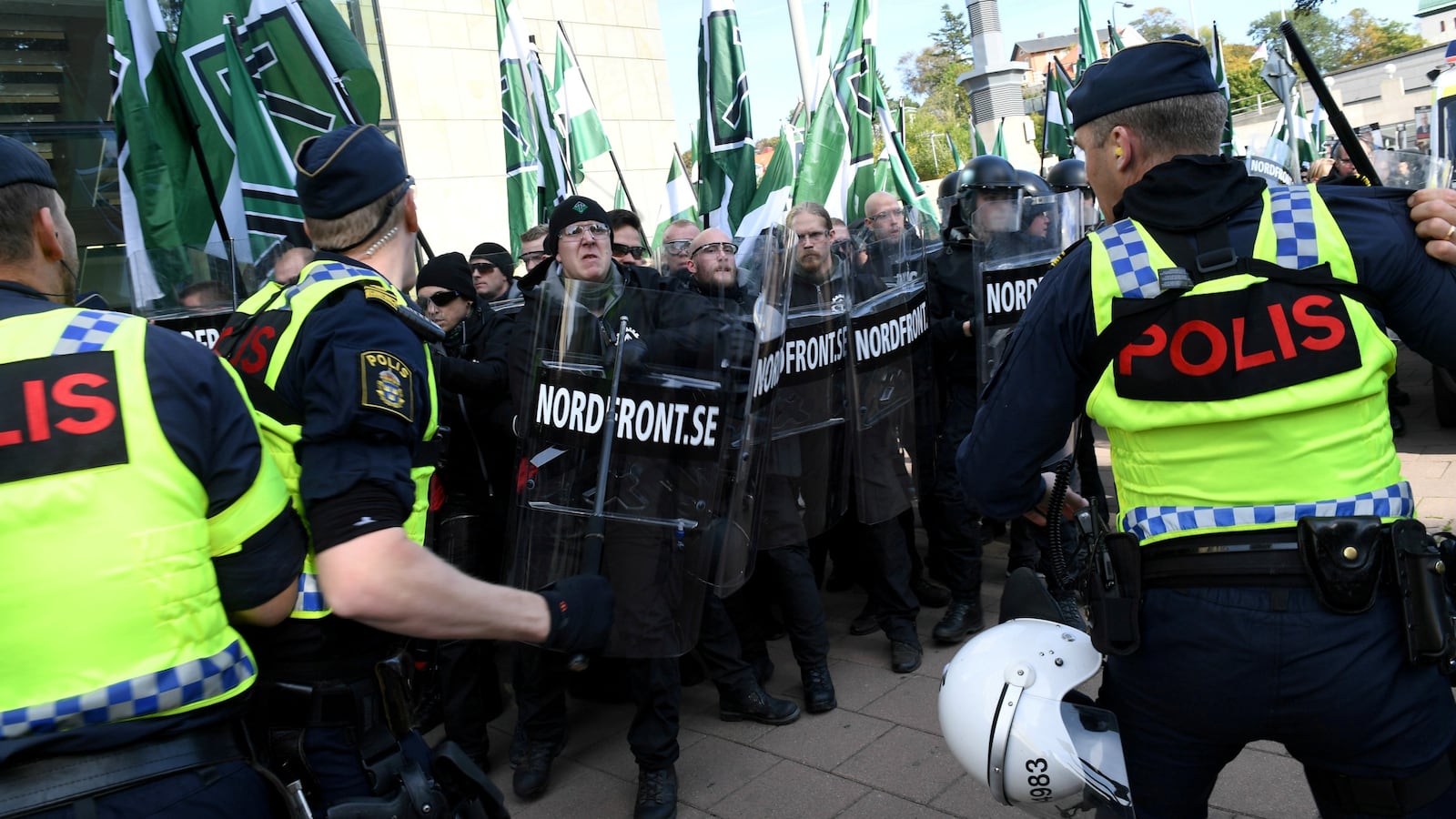 170930-sweden-nazi-march-arrests-cheat_pgdg1d