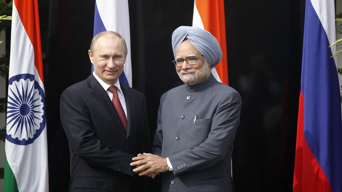 cheats/2012/12/24/russia-india-sign-billion-dollar-arms-deal/putin-singh-arms-deal-cheat_i98fs4
