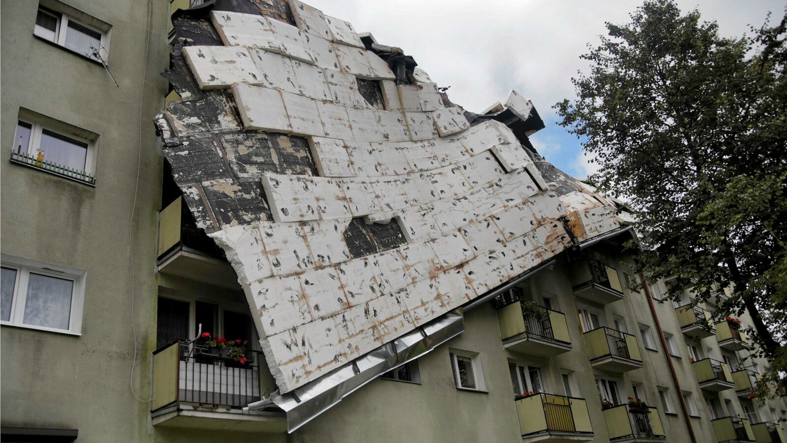 170812-poland-storms-falling-trees-cheat_jwuuiy