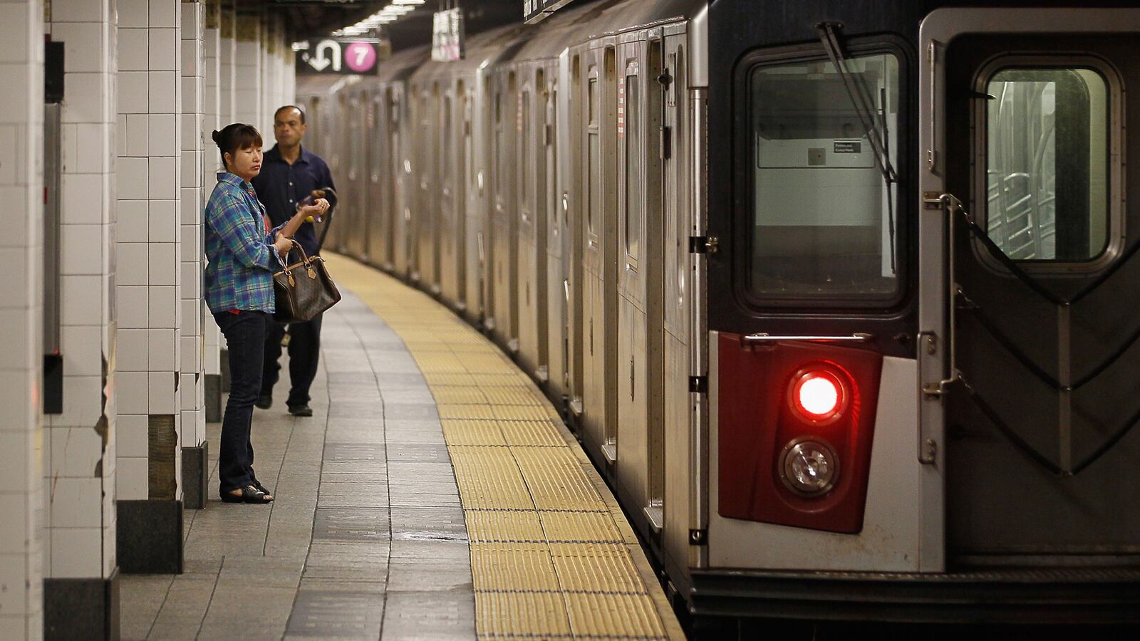 cheats/2013/08/09/subway-shark-mystery-solved/130809-shark-subway-cheat_xnvhdv