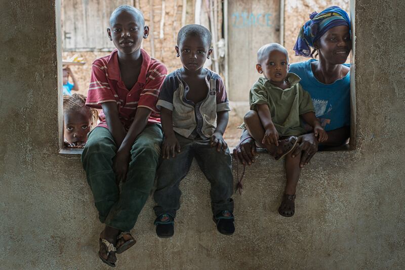 galleries/2014/11/12/liberia-s-ebola-corpse-squads-photos/141111-biro10-ebola4-tease_mswgjy