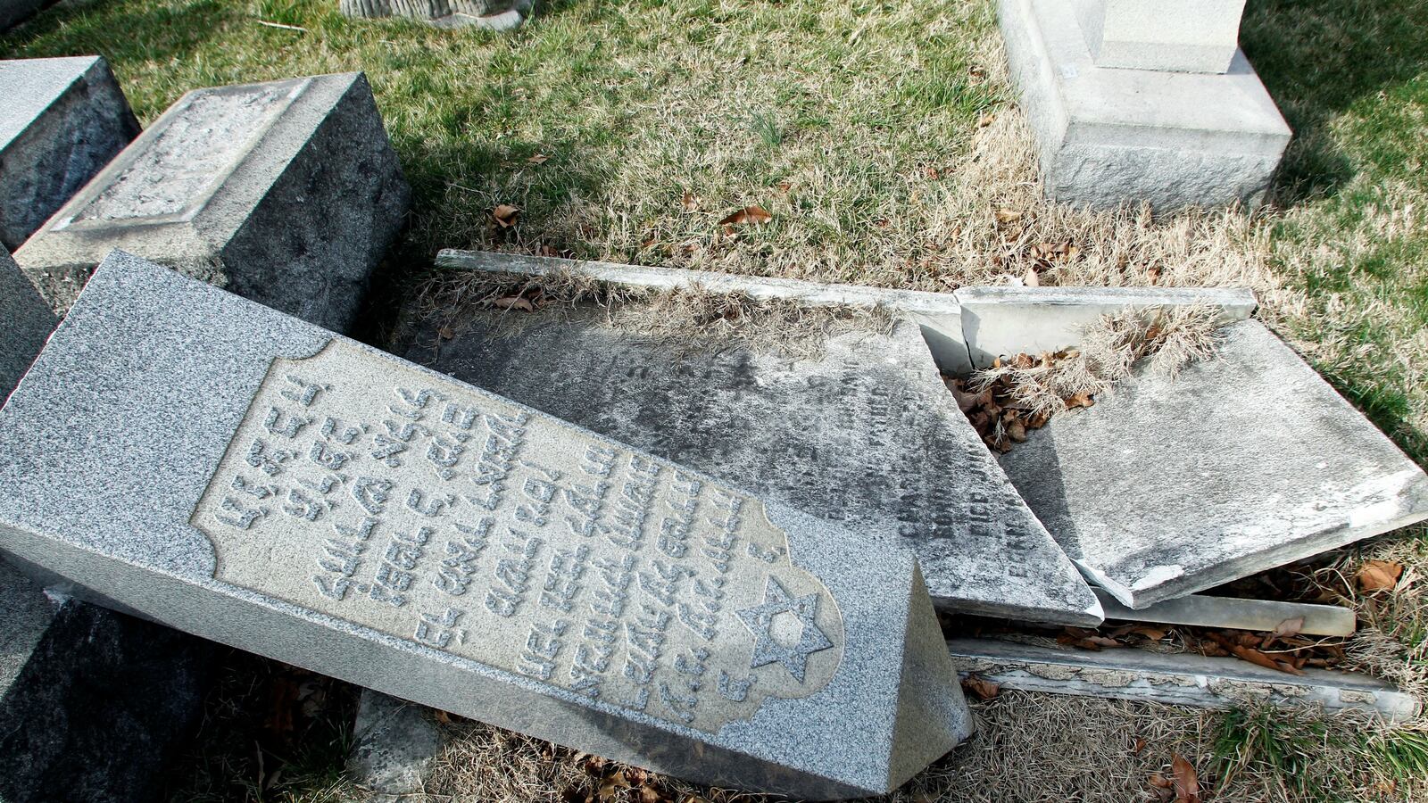 cheats/2017/04/08/up-to-30-jewish-graves-vandalized-in-pennsylvania/170407-another-jewish-cemetery-vandalized-cheat_zpnyud