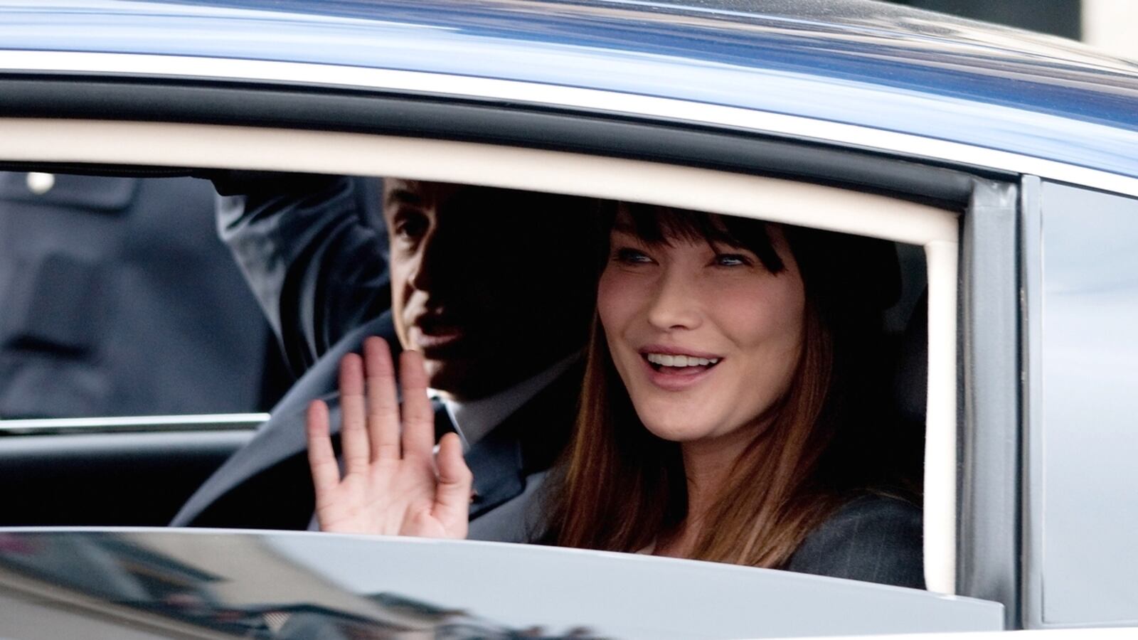 articles/2013/03/21/carla-bruni-sarkozy-might-model-for-bulgari-bar-rafaeli-at-arms-with-the-idf/carla_bruni_in_car_fashion_cs_xo4jfq