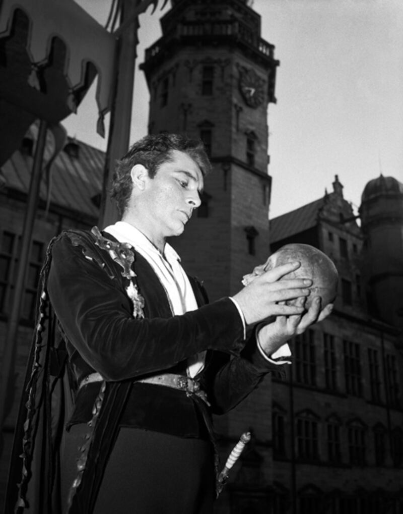 galleries/2011/07/01/famous-procrastinators/procrastinators-hamlet_hoeutu