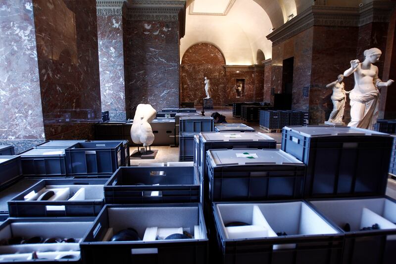 galleries/2016/06/03/the-city-of-light-underwater/160603-paris-flooding-04_gmeisb